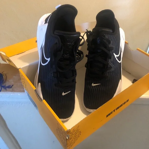 Nike Black and White Athletic Shoes - Picture 1 of 3